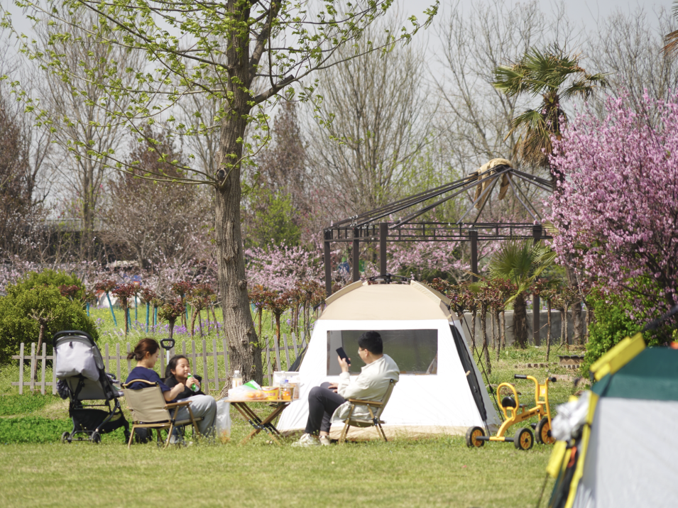 护城河,清潩河千亩游园,中央公园,鹿鸣湖公园,北海公园串珠成链,形成