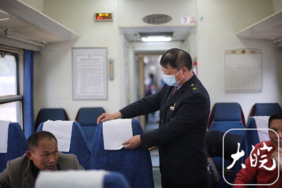 今年春运后半段,阜阳站人潮涌动.