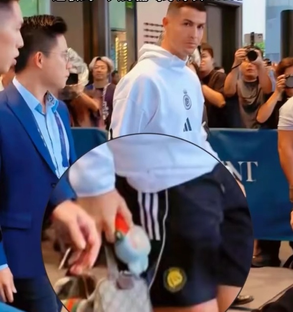 C罗昨天下午随队抵达中国香港