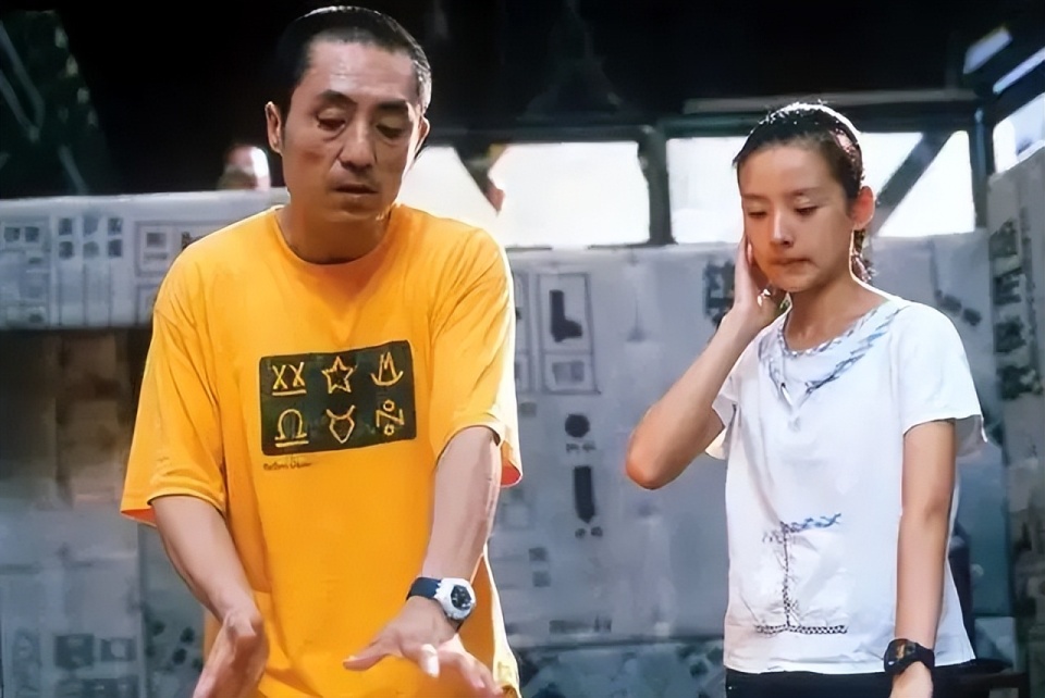 董洁曾有过高光时刻,凭借过人的颜值与清纯的外表,很幸运地被张艺谋相