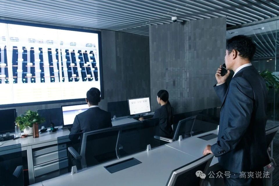老板只要花300元钱，就能偷偷监控你的一举一动？近日，“老板监视员工微信只需300元”冲上热搜。只需要安装一款监控软件，老板就可以监管到公司所有电脑，实时查看员工电脑屏幕，而员工从安装开始全程无感知、无弹窗……（资料图，来源：视觉中国）老板可实时查看员工电脑屏幕，员工电脑全程无提醒近日，记者调查发现，一款“无感知”监控软件正在公开售卖，批量采购最低不到300元就能拿下。据悉，该监控软件分为两个部分