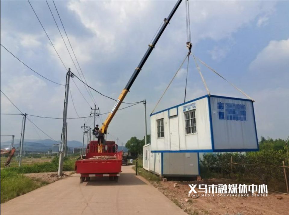 违法建筑对村内占用耕地及专业拆除队伍城西街道夏楼村联合执法人员