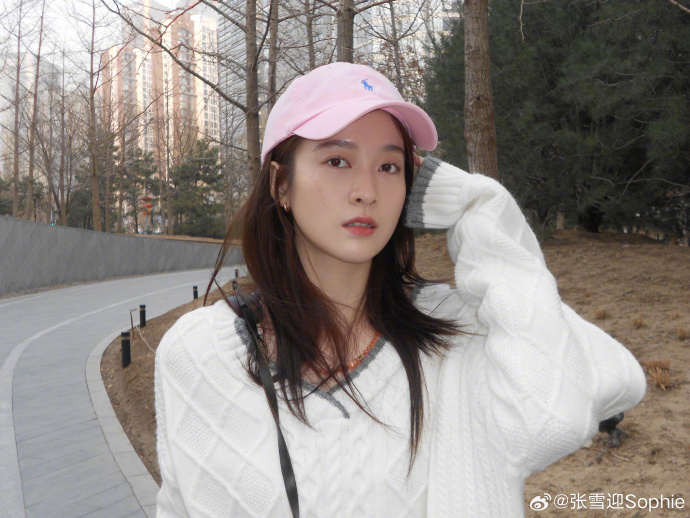 张雪迎晒九宫格美照肤白貌美惹人爱笑容甜美宛如初恋