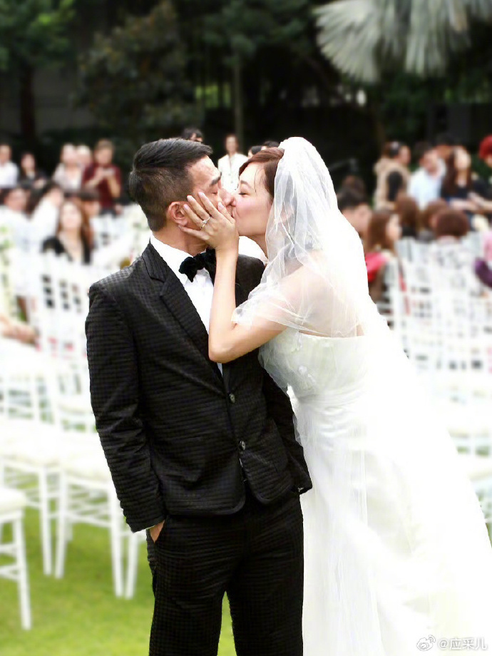 應採兒曬照慶祝結婚13週年主動獻吻陳小春太甜蜜