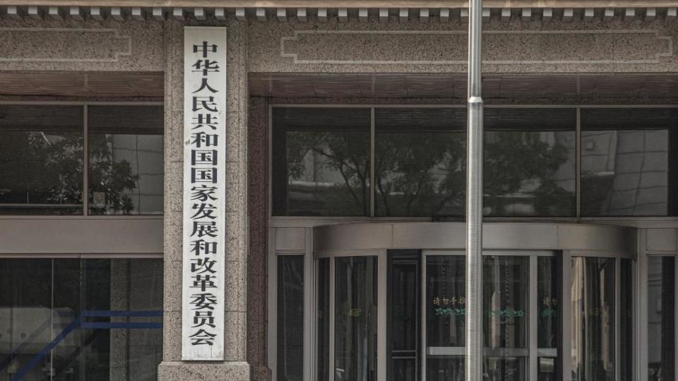 国家发改委:推动有市场,有效益的资源密集型产业和劳动密集型产业向