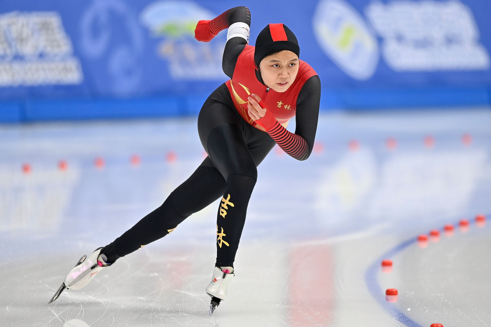 新华社记者 杨晨光 摄2月24日,新疆队选手张邵涵在比赛中.