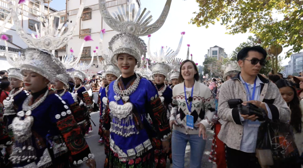 “村超” “村BA”火完，轮到贵州姑妈篮球赛了！啦啦队都是带盆来看比赛