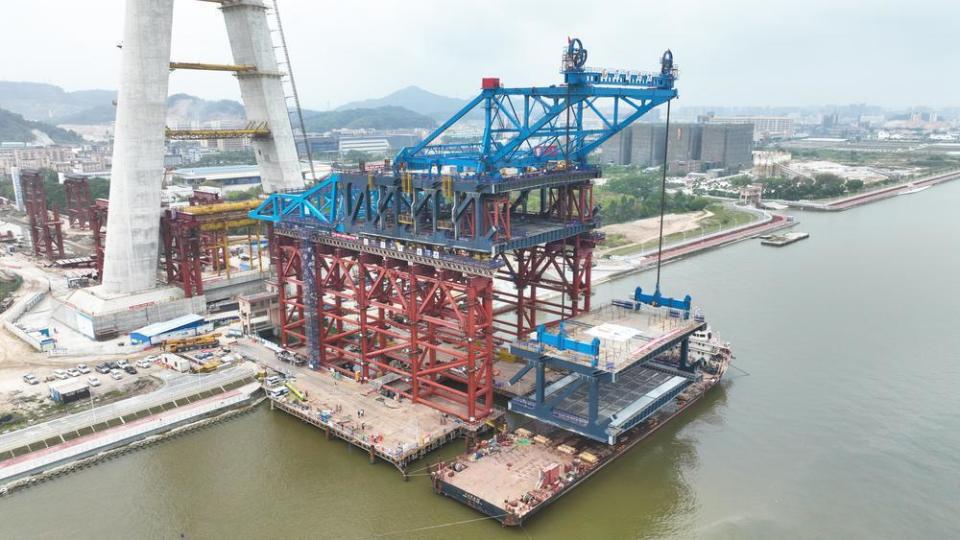 国内公路用最大桥面吊机上岗