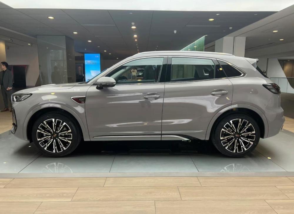 实车质感出色,中期改款红旗hs5到店实拍图曝光_腾讯新闻