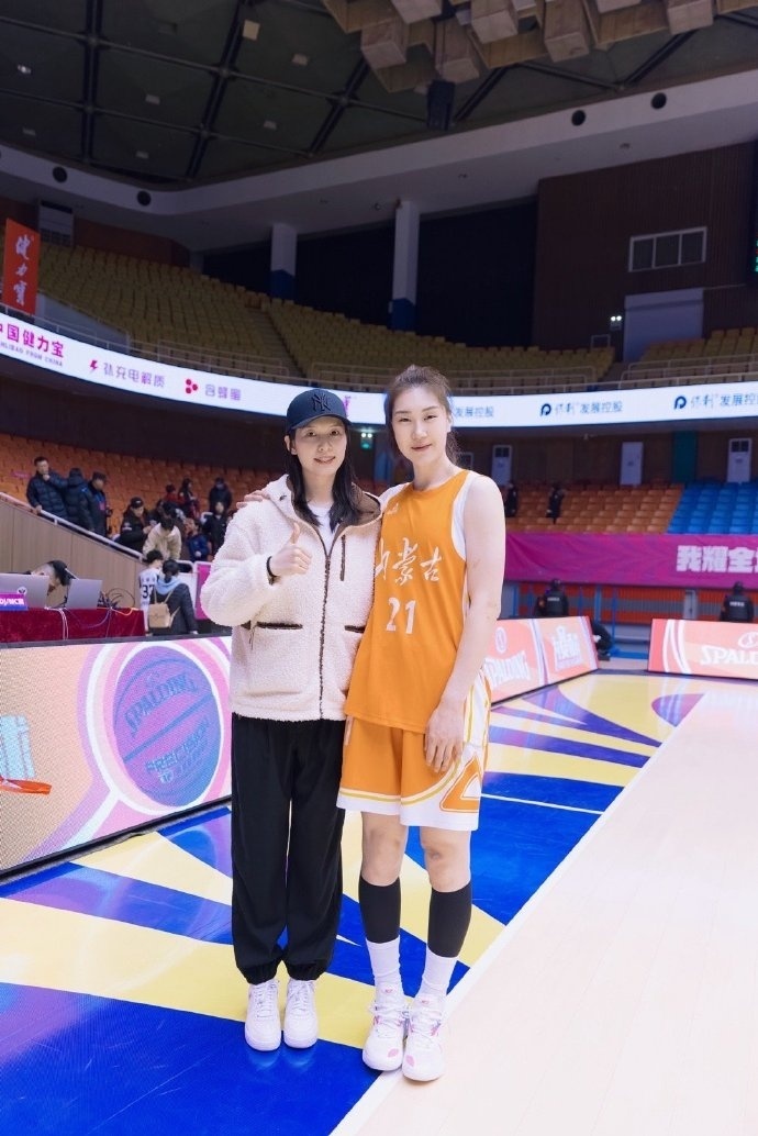 河北女篮球员郭子瑄晒照春天在哪里吖春天在这里