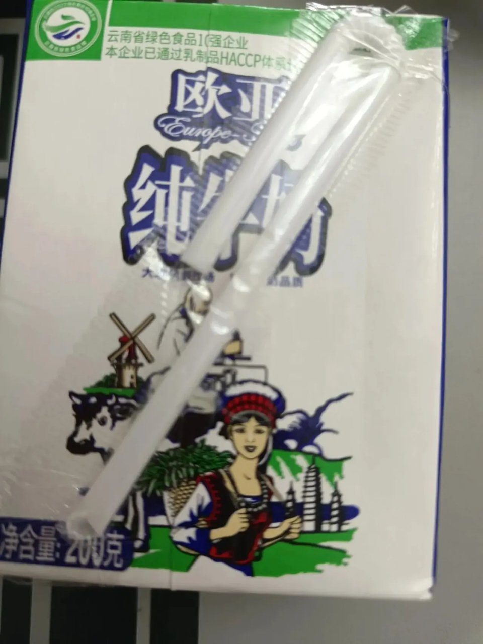 9年老糖人的早餐:一个鸡蛋,一个小香肠,80克的油条,200毫升纯牛奶,餐