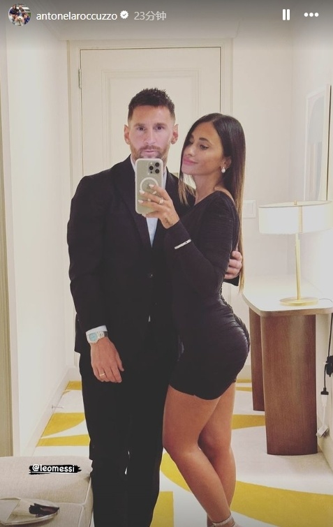 安东内拉晒和梅西合照两人相拥拿手机自拍