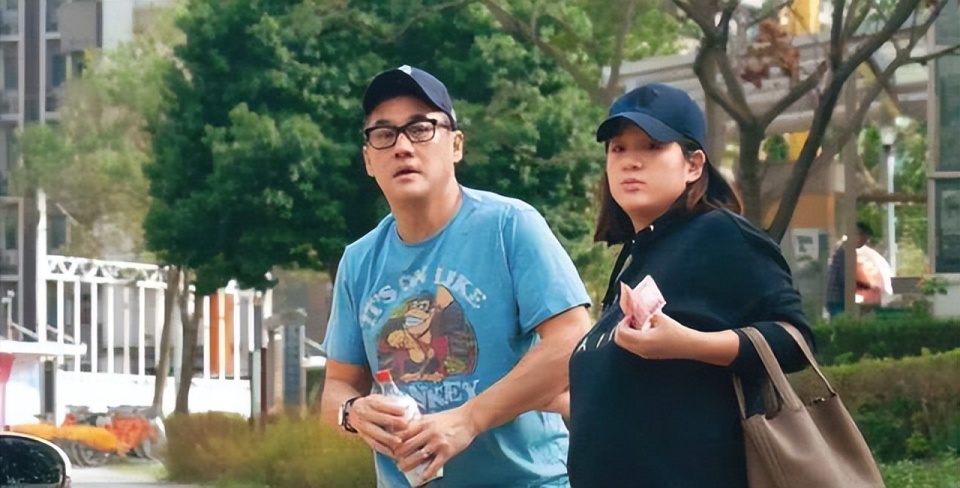 吴大维表示,最辛苦的是他的妻子,因为她承担了很多困难的任务,从喂食