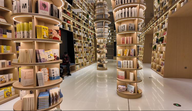 一进入书店,就会被高挑的穹顶吸引住眼球,这里也是最受欢迎的打卡点位