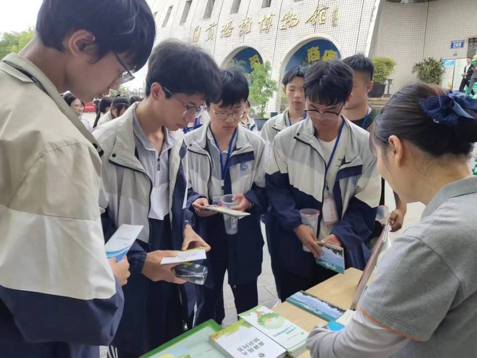 进校园,手工diy,票价优惠 四川自贡恐龙博物馆开展"世界地球日系列