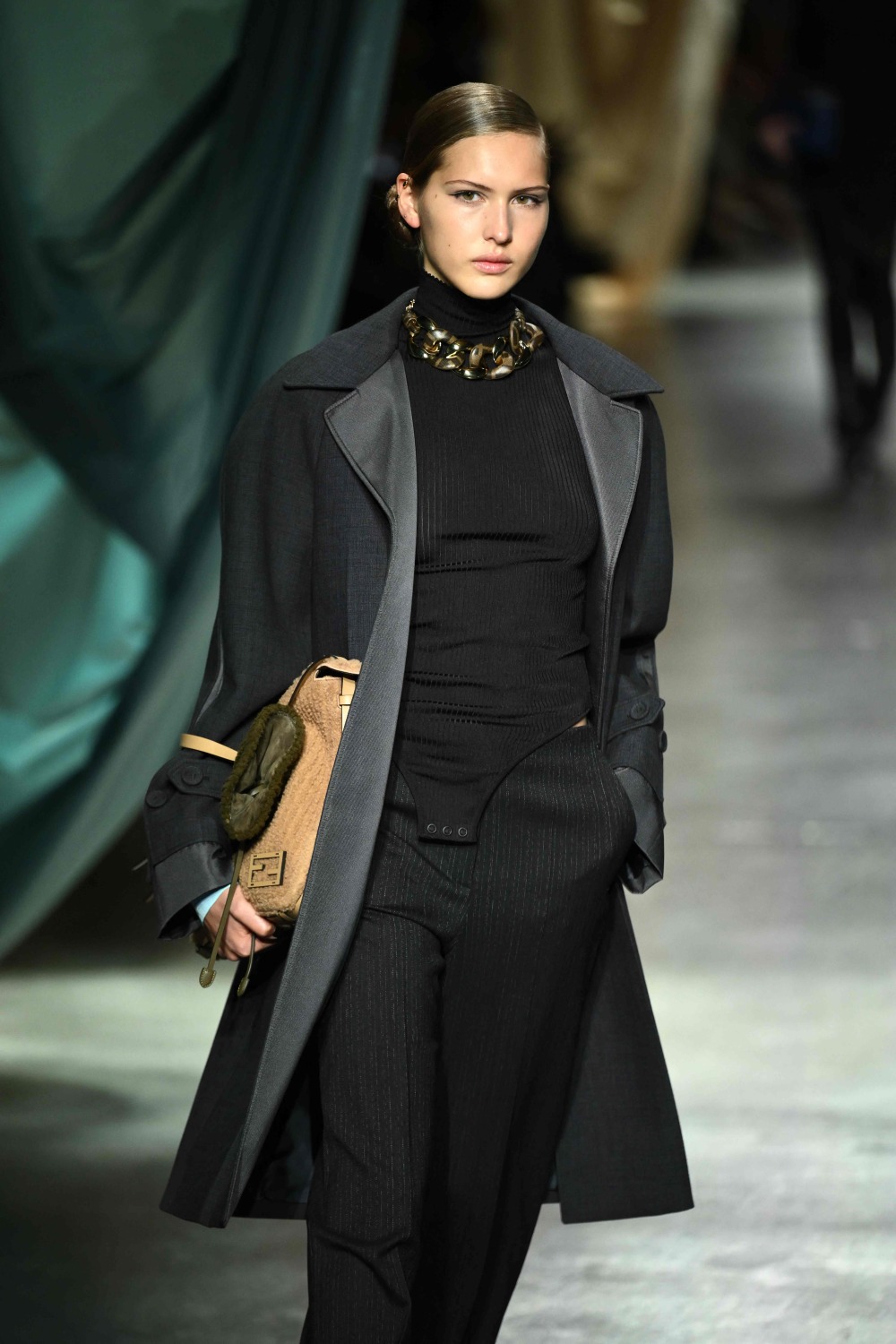 2月21日,模特在意大利米兰时装周上展示芬迪品牌的2024/25秋冬时装