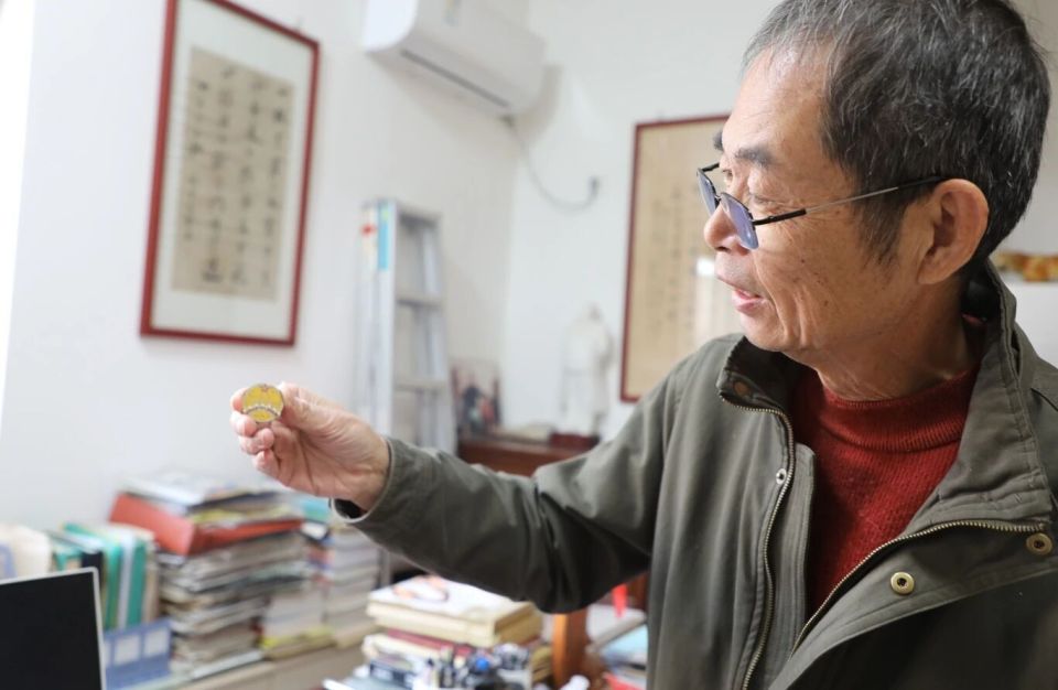 一枚徽章，三代人，跨越75年！_腾讯新闻