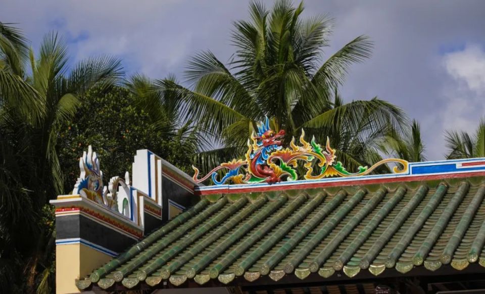 文昌地区的灰塑通常见于正屋的上部,包括主梁下,外墙屋檐下,门窗上方