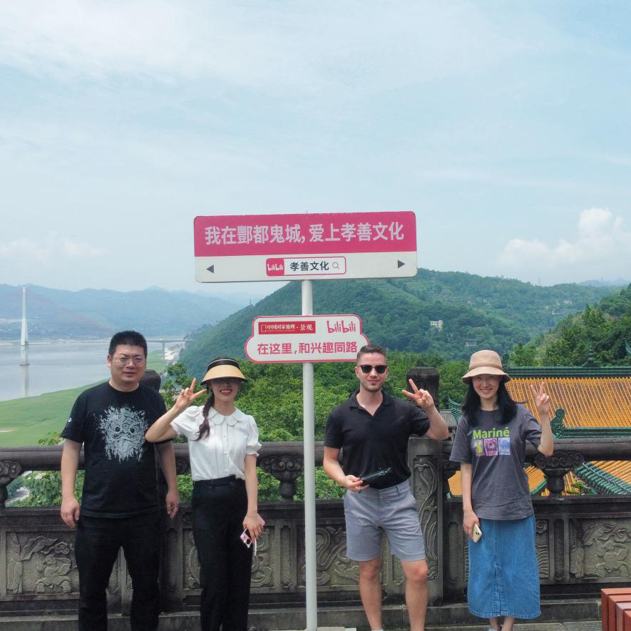 而今,他已成为一名专业的在欧洲小有名气的网络媒体达人.