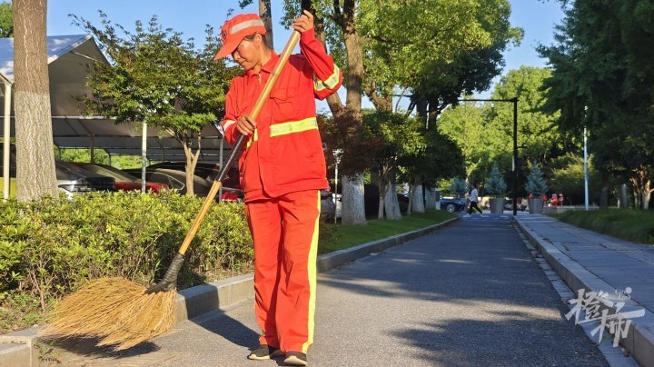 在日均气温达到35℃时,各个路段会增加机械作业部分替代人工作业,加大