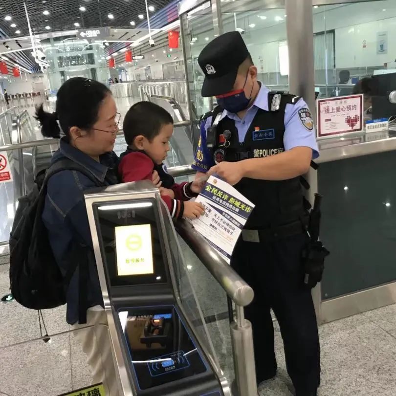 超火爆的警察小熊，很多人都拿到了！_腾讯新闻