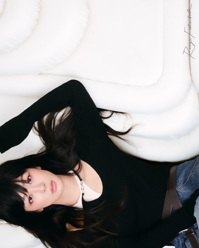 杨紫再登杂志封面,可盐可甜让人如沐春风,大秀马甲线惹人羡_腾讯新闻