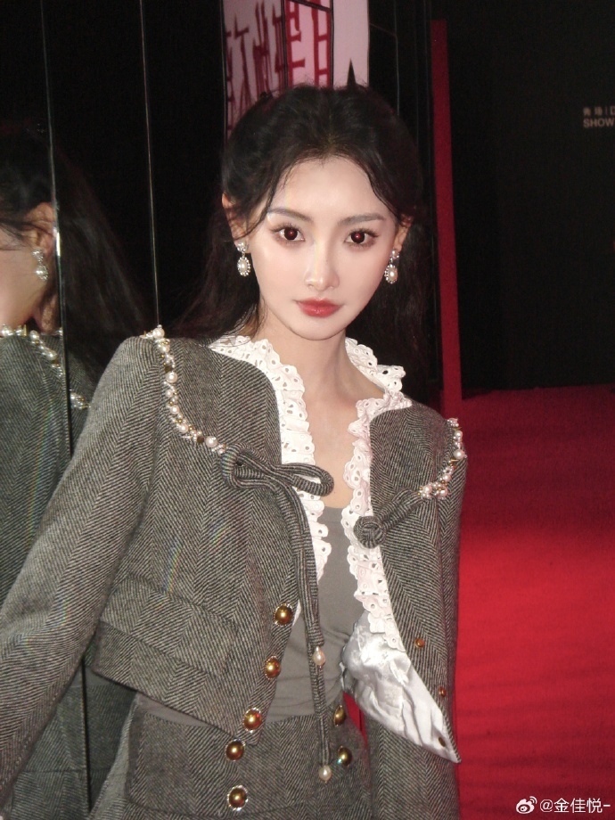 直播吧女神大赛冠军,女主播金佳悦 时装周与angelababy同框_腾讯新闻