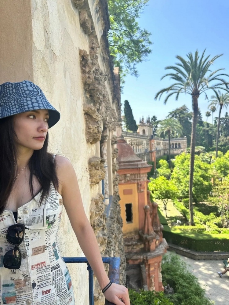 这合照有点甜沈梓捷女友晒二人在西班牙的近照