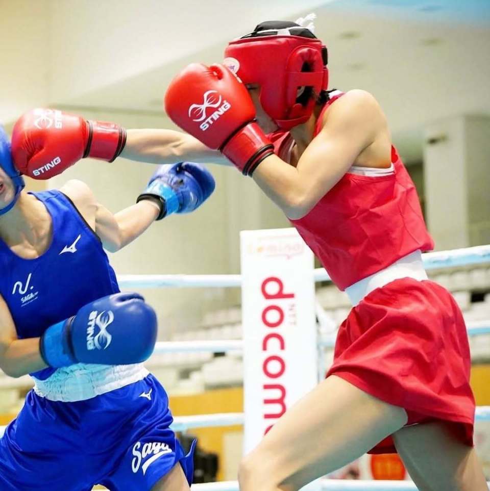 酷似女星的日本踢拳女王，退役后竟去带伤打社会人的业余拳击？-腾讯新闻