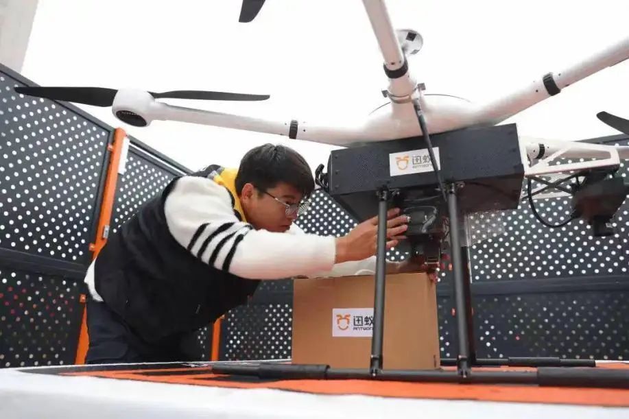 杭州迅蚁网络科技有限公司研制的六旋翼无人机平稳起飞,只需几分钟就