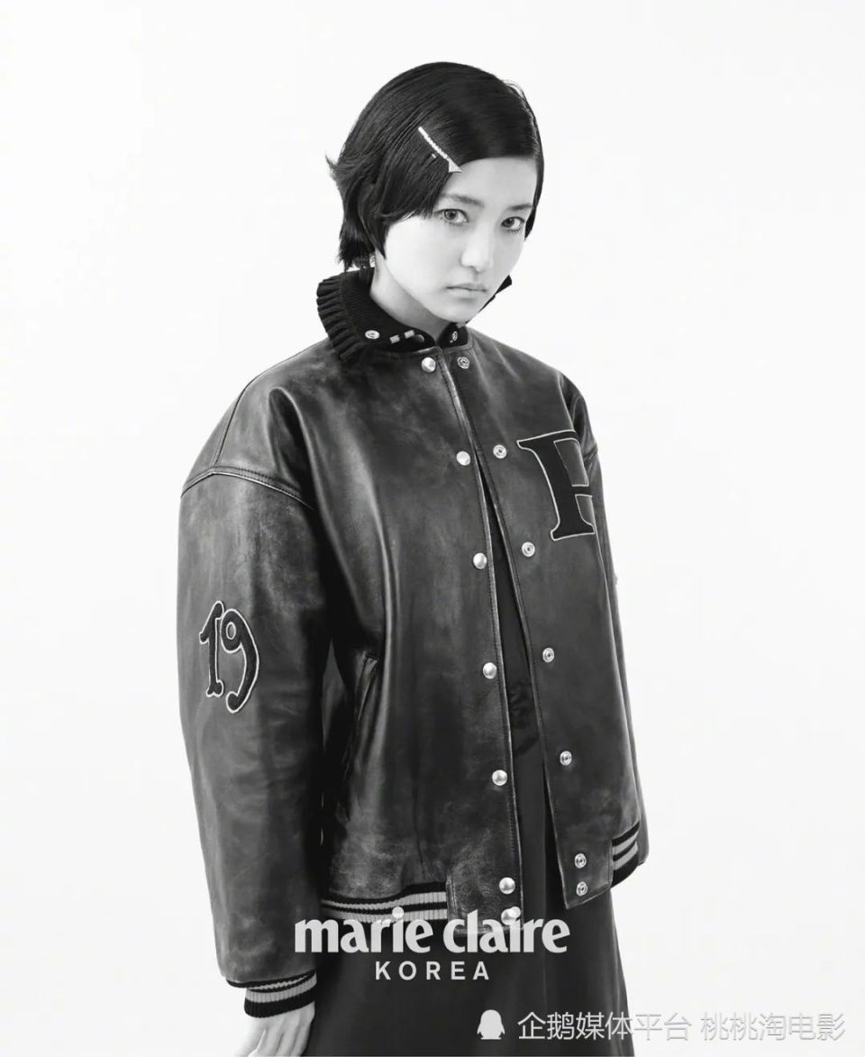 女星金泰梨《marie claire》封面大片,少女感复古短发俏皮可爱