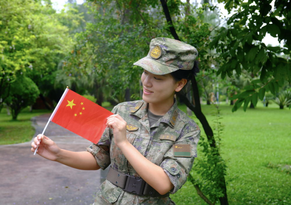 表达对祖国的热爱晒出自己与国旗的合影陆军第74集团军某旅官兵保家