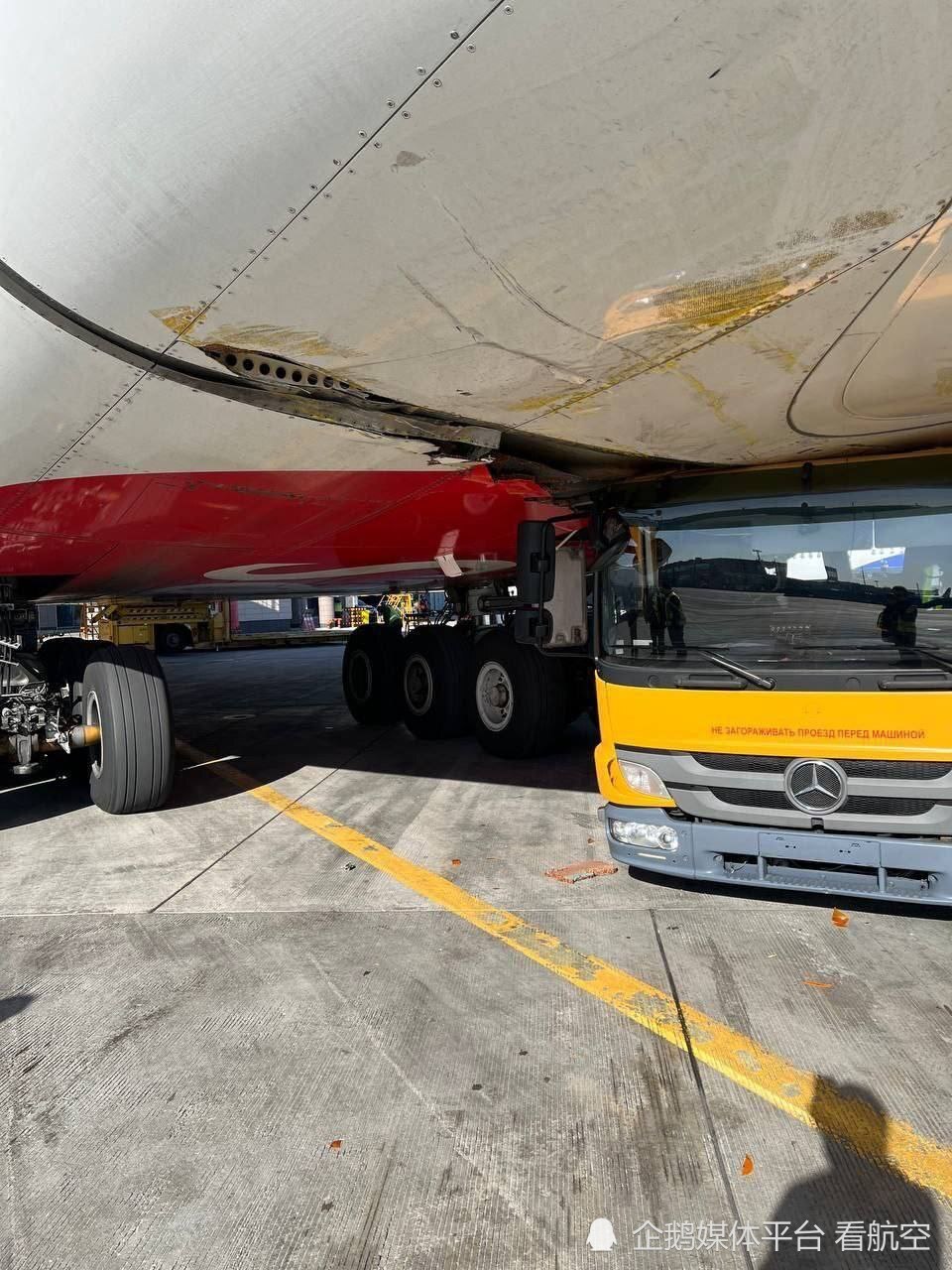 航空一架空客a380-861飞机在莫斯科多莫杰多沃机场与一辆地面车辆相撞