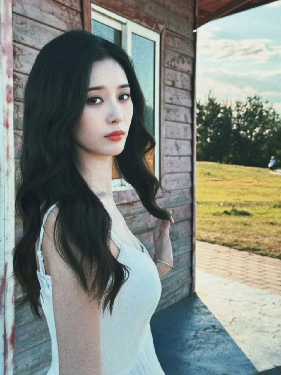 男星黄子韬晒甜蜜吻照,女友是她