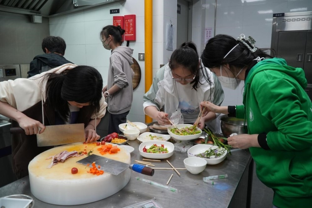 外国语学院陈佳媚同学表示,通过劳动教育课程,用自己种植的豌豆烹饪出