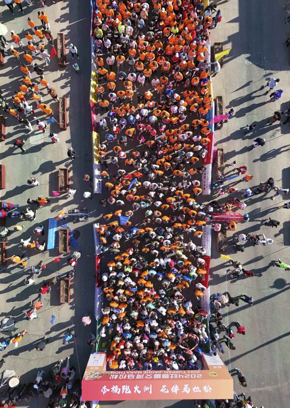 2024新疆吐鲁番交河马拉松开跑_腾讯新闻