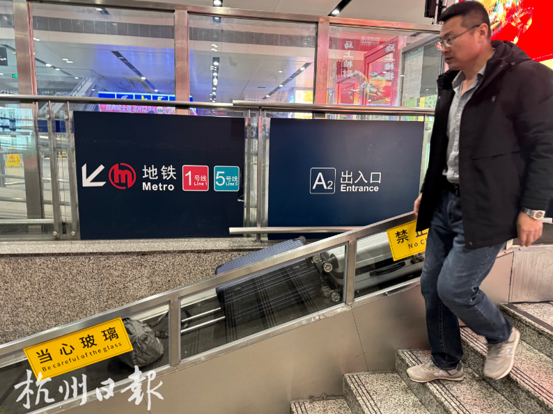 杭州站两条行李传送带火了，大件行李轻松下楼，不用绕5分钟去坐电梯！网友：第一次见，建议全国推广_腾讯新闻
