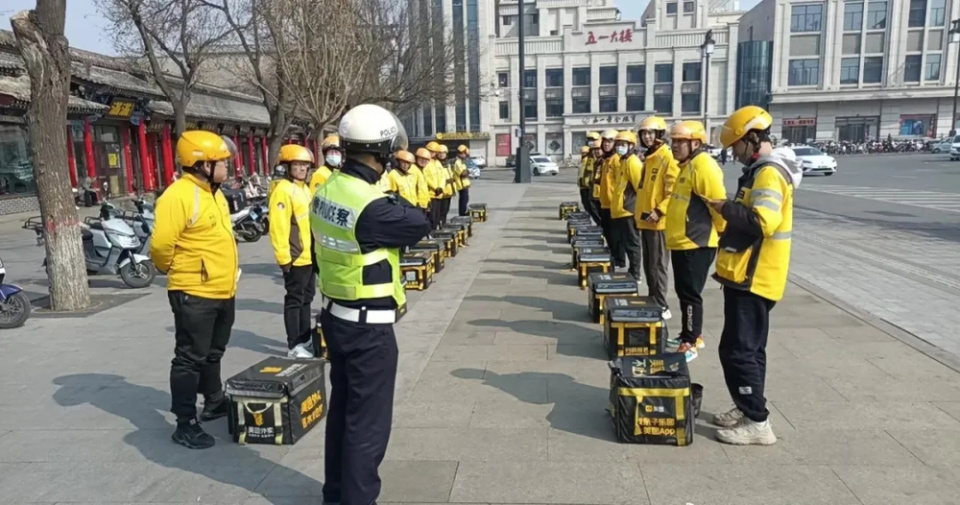 山西太原一外卖小哥闯红灯撞上汽车全责