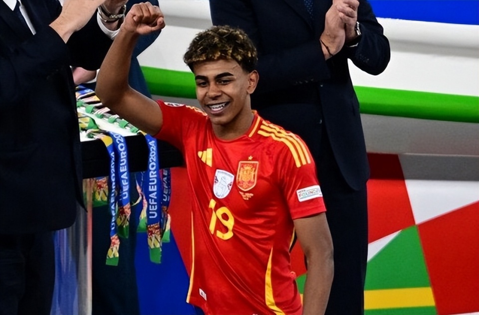 17岁天才亚马尔晒度假穿内马尔桑托斯时期