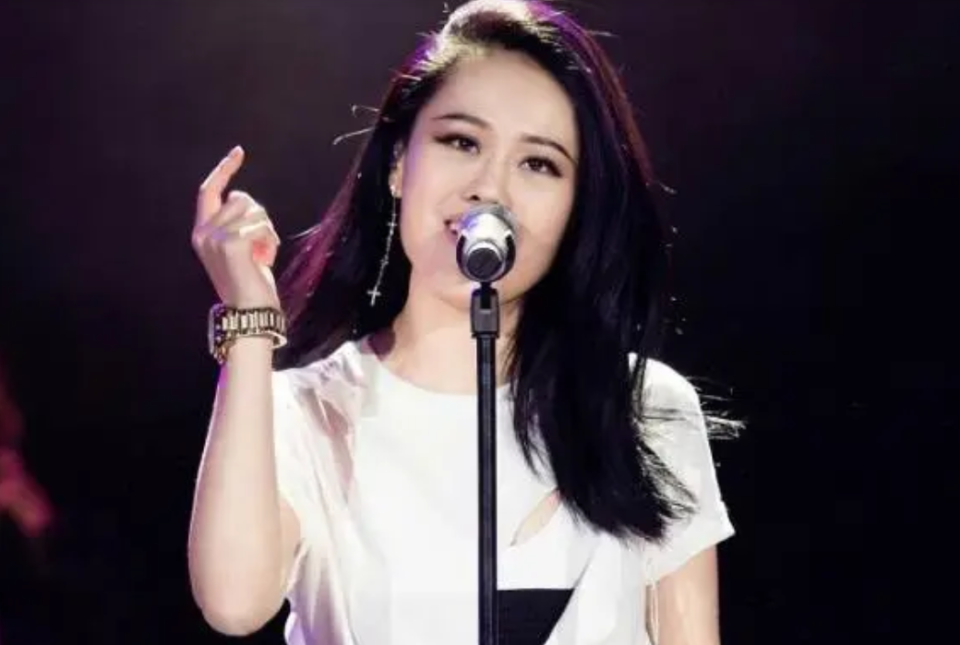 林忆莲对她赞不绝口,刘欢视她为骄傲,新任浪姐为何总在淘汰边缘_腾讯