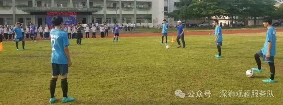 一行人从景区出发前往汤西中学观看足球比赛并参与慈善捐款仪式