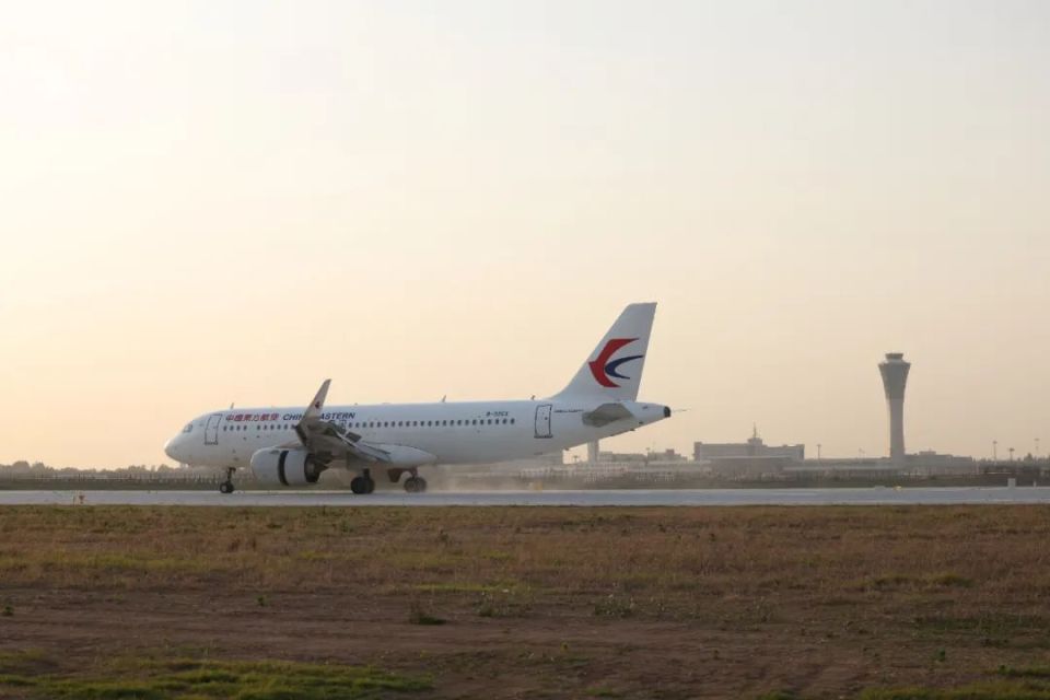 西安机场三期扩建工程新建北二跑道试飞成功