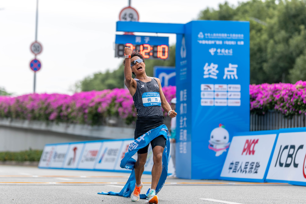 图集｜全运会首个跨境马拉松 何杰获得男子冠军_腾讯新闻