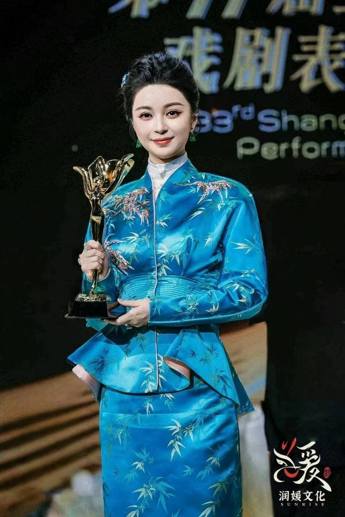 袁媛,赵章伟凭《天仙配》分获白玉兰戏剧奖主角奖,配角奖