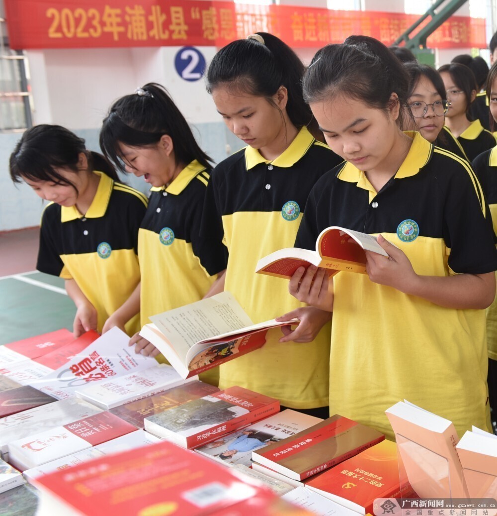 活動上,該縣金浦中學同學們以詩朗誦《大學之道》,表演唱《少年中國說