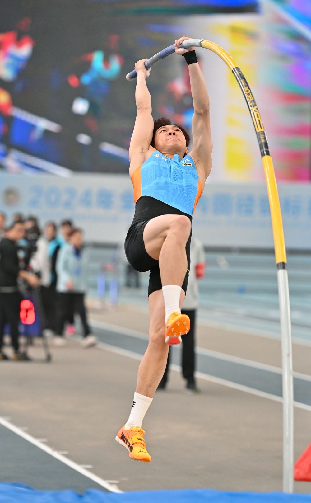 田径全国室内锦标赛钟涛获男子撑杆跳高冠军