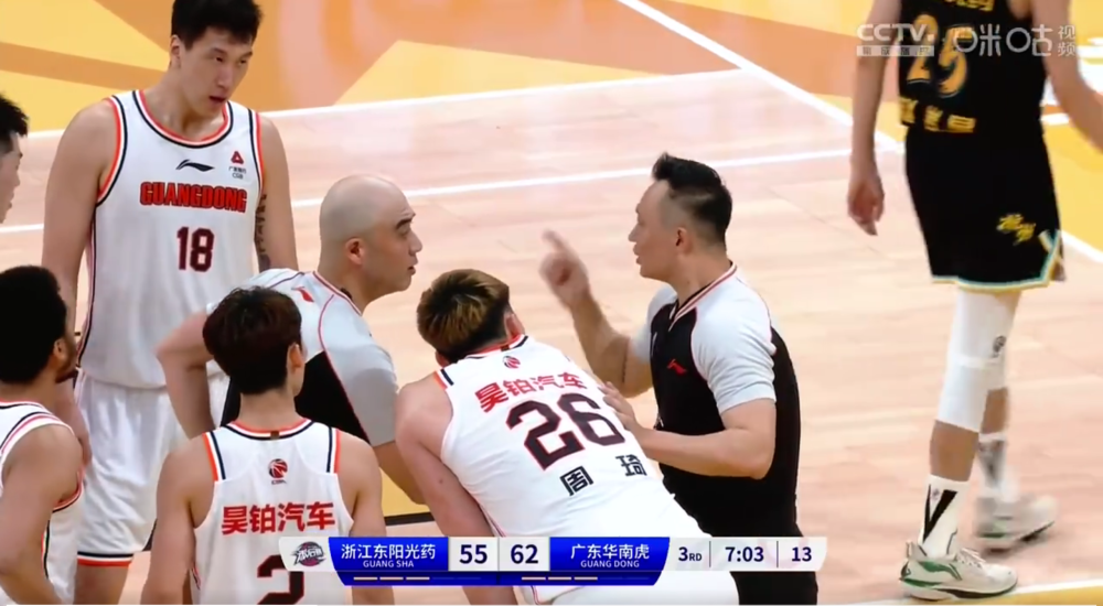 裁判先是对周琦吹罚了违体犯规,李金效被打蒙了,直接靠在了场边的广告