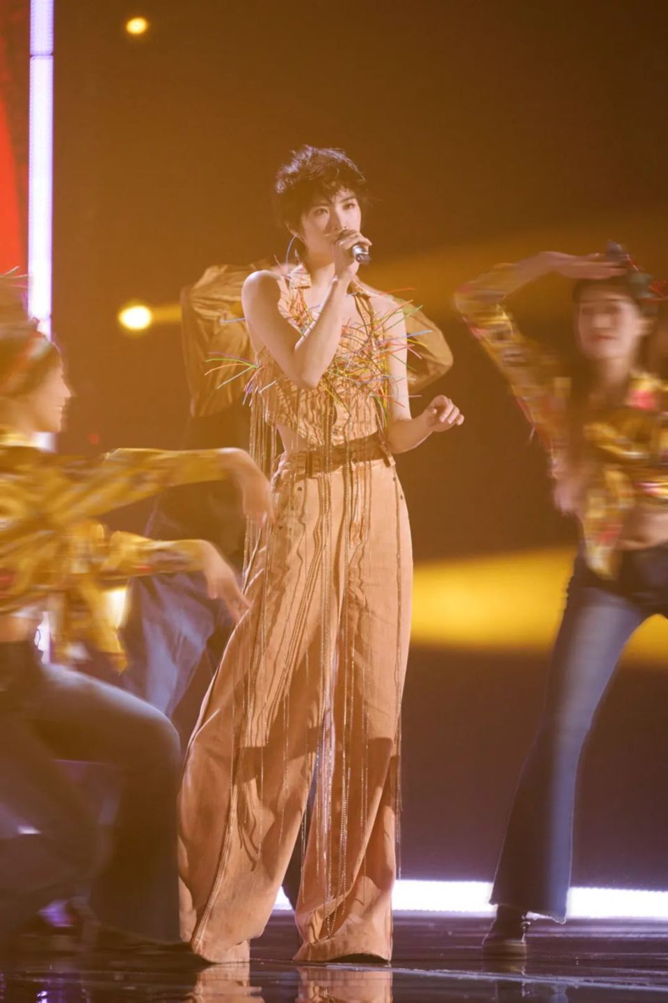 姚安娜亮相双11惊喜夜多面魅力点燃惊喜舞台