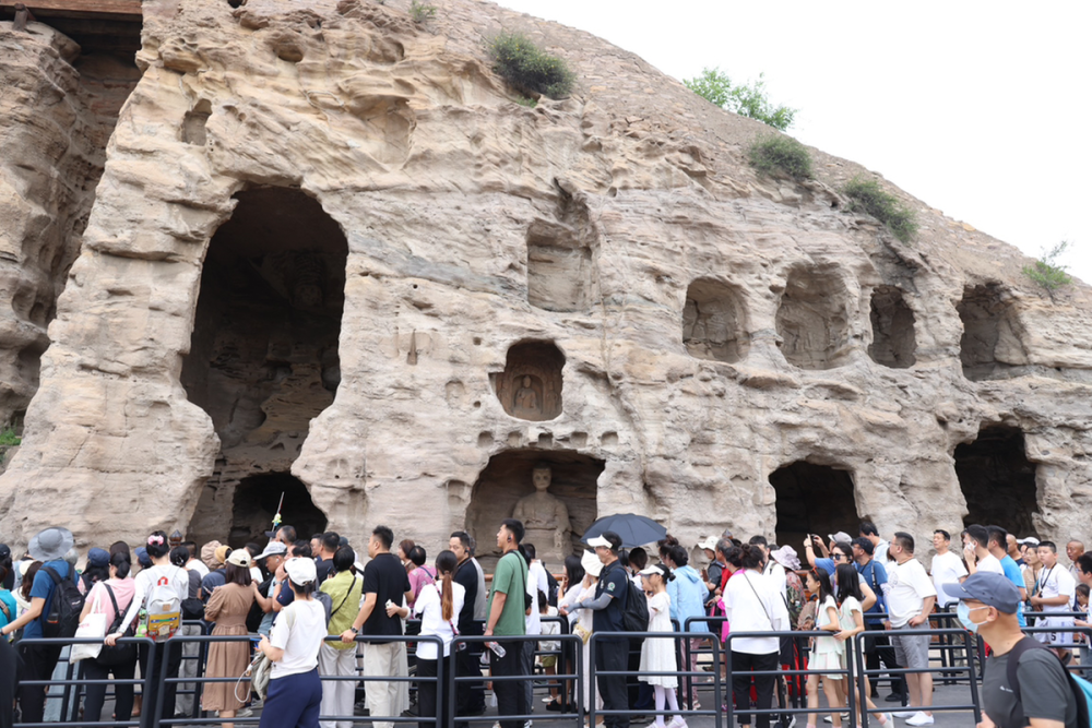 山西大同:云冈石窟迎来暑期旅游高峰