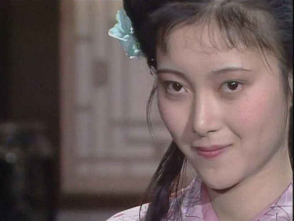 细心的观众可能会发现,邢岫烟虽然